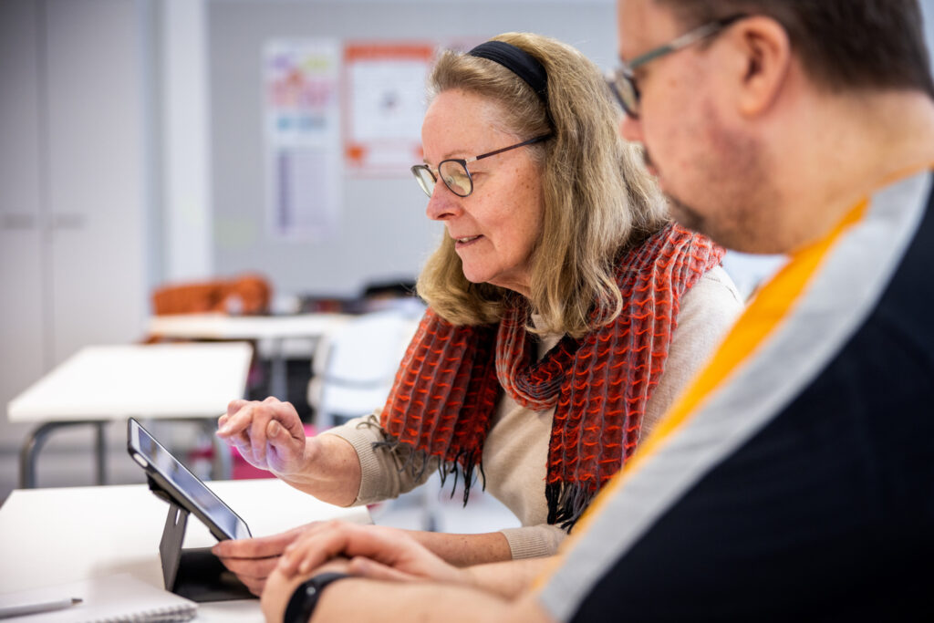Ihmiset tabletin äärellä